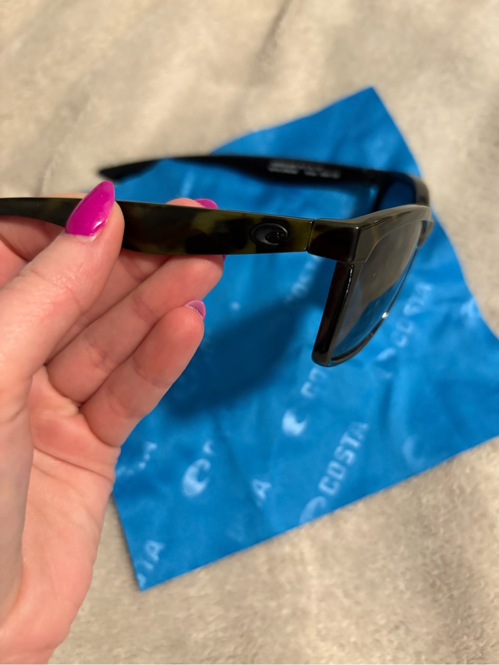 Costa Sunglasses with Case and Cloth - Picture 3 of 4